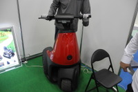 【福祉機器展16】立って乗るトランスポーター、最高速度は12km/h…サポートマーケティングサービス 画像