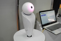 【福祉機器展16】富士通、実証実験中のロボットを参考出品…顔を認識して会話を 画像
