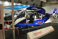 【国際航空宇宙展16】価格は11億円…川崎重工、最新の高性能多用途双発ヘリを披露 画像