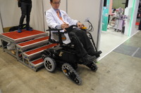【HOSPEX 16】香港の企業、階段を昇降できる電動車いすを開発…欧州で話題に 画像