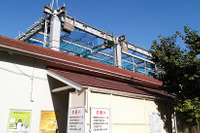 JR東中神駅の線路上に鉄骨が出現…赤い屋根の現駅舎は2017年春解体 画像