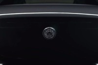 【ロサンゼルスモーターショー16】ジャガーの謎の新型車…間もなく初公開へ 画像