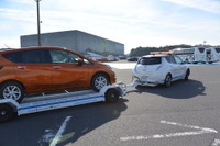日産、自動運技術を用いた完成車無人搬送システムの台車は4WS! 画像
