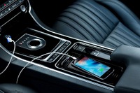 スマホや駐車券用すべり止めシート、ダッシュボードの曲面にもフィット 画像