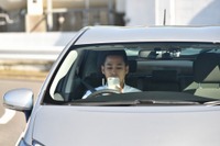 運転中の「ながらスマホ」、横からの飛び出しに反応できず…JAF検証 画像
