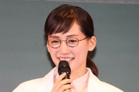 メガネをずらすタイミングが難しいんです…綾瀬はるか「ちゃんと買い」の新CM披露 画像
