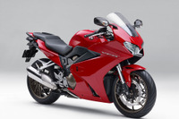 ホンダ、VFR800シリーズを一部改良…マフラー変更やアクセサリーソケット装備 画像