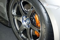 【東京オートサロン2017】超ジュラルミン鍛造ホイールに、TE37のリニューアル…RAYS担当者に会場で深堀り 画像