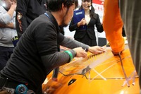 【東京オートサロン2017】実演デモ:10分でランボルギーニのボンネットをエンボス仕上げ 画像