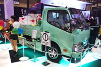 【東京オートサロン2017】日野、街と生活を支えるトラックをクールに表現 画像