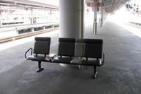 駅ホームのベンチを「平行」から「垂直」に…北陸本線の4駅 画像