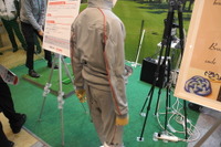 【ウェアラブルEXPO 2017】ゴルフがうまくなるウエア?…帝人が導電繊維で製作 画像