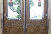 地下鉄がヒョウ柄?...大阪地下鉄の堺筋線に乗ったら 画像