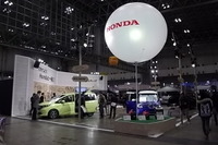 【キャンピングカーショー2017】今夏発売の小型バッテリー電源、車中泊OK仕様デモカーに注目 画像