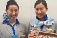 バレンタインデーにオリジナルチョコを客室乗務員が搭乗客全員に手渡し…ANA 画像