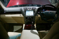 【レクサス LS600h 発表】本革張インパネ 画像