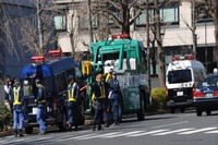 官邸前で右直事故、警視庁機動隊車と貨物トラック 画像