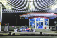 【SUPER GT】KeePer TOM'S LC500“レッドブル号”がガソリンスタンドに登場 画像