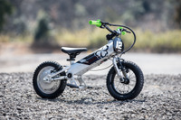 子供用モーターバイクが6万円台…デビュー間近、4歳の子供が開発車両を体験 画像