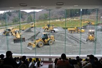 日本キャタピラー、ちびっこ建機フェア開催…迫力のデモ走行に大歓声 画像