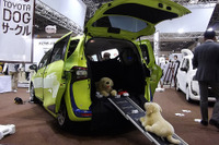 【インターペット2017】シエンタに愛犬を乗せて出かけるシーンを展開…トヨタ 画像