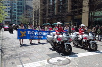 東京丸の内仲通りで交通安全パレード…アテンザ オープンが走行 画像
