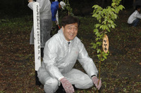 パジェロの森に益子社長が植樹 画像