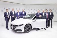 VWの中期戦略…eモビリティのリーダー目指す、T-ROC 市販化 画像
