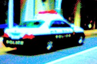 道路脇のコンクリート壁に衝突して炎上、軽乗用車の運転者が焼死 画像