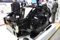 【人とくるまのテクノロジー2017】ムベア社が生産終了のVW XL1 のカーボンモノコックを展示したワケ 画像