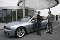 BMW、ハイドロジェン7 をリンデAG会長に貸与 画像