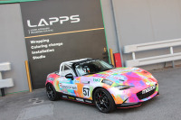 【MX-5カップジャパン 第3戦】レスポンス号 ロードスター、ド派手に大変身!ラッピング施工現場に密着 画像