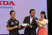 【第101回インディ500】佐藤琢磨にホンダから“副賞”…凱旋会見でNSXが授与される 画像