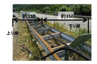 分離帯は支柱1本で2本を支える「両面型ガードレール」...新城・東名事故現場 画像