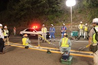 ワイヤロープ事故対応訓練 高速道路2車線区間...全国初、東海環状道で 画像
