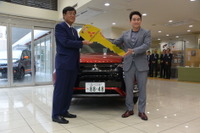 三菱自動車、アルピニスト野口健氏がアンバサダーに就任…アウトランダーPHEV贈呈 画像