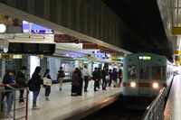 西鉄ターミナル駅に「新タイプ」ホームドア設置へ 2021年度めど 画像