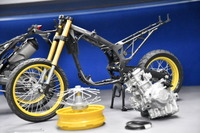【タミヤ 1/6アフリカツイン 発売イベント】リムにスポークを組むのも実車と同じように! タミヤのこだわりにホンダ開発陣も舌を巻く 画像