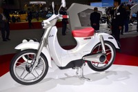 【ホンダコレクションホール 歴代カブ試乗】まもなく生産累計1億台！ 60周年の2018年には電動化!? 画像