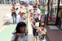 整備工場が主催した『夏祭り』で子供たちが大はしゃぎ!…流しそうめんや落書きカー 画像