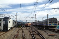 【夏休み】189系など富士急乗入れのJR車両が勢揃い…河口湖駅で「3並び」撮影会 画像