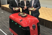 「日本人は寿司でしょう!」宅配ロボットによる宅配実証実験へ 画像