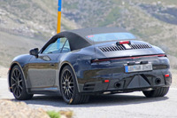 ポルシェ 911カブリオレ、灼熱の次期型テスト風景をスクープ 画像