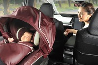 リモコンで日よけを開閉できるチャイルドシート、カーメイトが発売 画像
