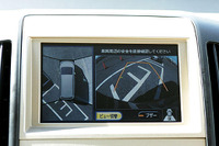 日産新技術『アラウンドビューモニター』…クルマを見下ろす? 画像