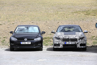 BMW 1シリーズ 次期型、FF化でVW ゴルフ そっくりに? 比較テスト風景を目撃 画像