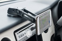 サンワサプライ、ダッシュボードよりも下向きに設置できるスマホホルダー発売 画像