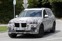 イカリングではない!BMWの最高級SUV「X7」、次世代LED灯し最終テスト 画像