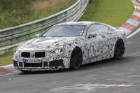 BMW、28年前の野望ふたたび.. 歴代最強クーペ「M8」高速テストを目撃 画像