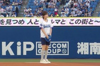 フリーアナ高島彩、浜スタに登板!…プリウスPHV に乗ってマウンドへ 画像
